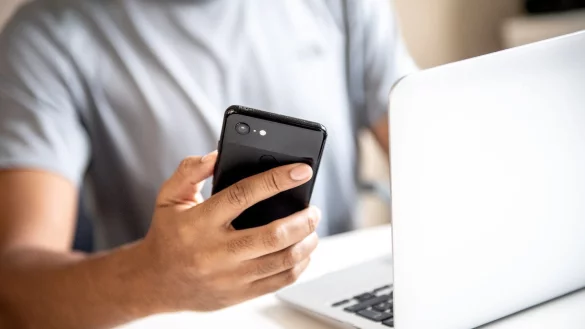 Log-in per Smartphone - &copy; Foto: Zacharie Scheurer/dpa-tmn