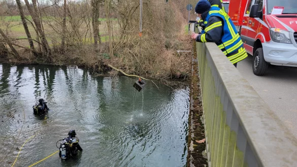 Einsatzkr&auml;fte haben mehrere Geldschr&auml;nke aus der Bega geborgen. - &copy; Vasco Stemmer