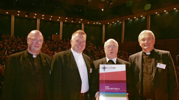 Freuen sich auf die Umsetzung: Generalvikar Alfons Hardt, Monsignore Michael Bredeck, Erzbischof Hans-Josef Becker und Prälat Thomas Dornseifer bei der Präsentation des Zukunftsbildes (v. l.).
 - © Andreas Götte