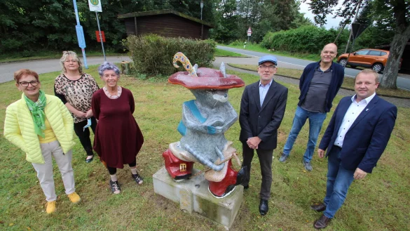 Gruppenbild mit Kater: Am Buswendeplatz in Talle scharen sich Hannelore Kordfunke (von links), Anja Mayer (Gemeinde Kalletal), K&uuml;nstlerin Renate L&uuml;bbing, Benjamin Sch&auml;fer (Deutsche M&auml;rchenstra&szlig;e), Olaf Kapelle (Gemeinde Kalletal) und B&uuml;rgermeister Mario Hecker um den runderneuerten Gestiefelten Kater. - &copy; Jens Rademacher