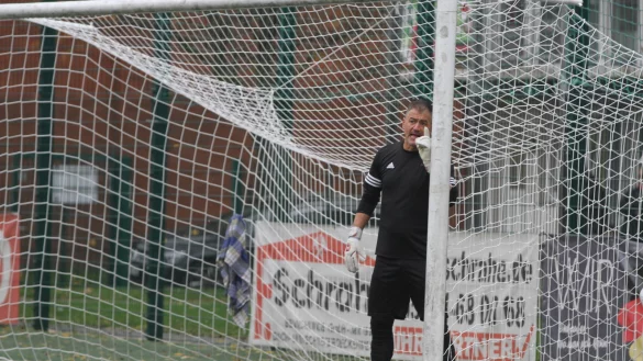 Megnun Yildiz, Keeper des TuS WE L&uuml;gde, dirigiert die Mauer. - &copy; Sebastian Lucas