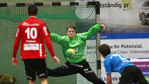 Ist in der zweiten Hälfte kaum zu überwinden: Beobachtet von Patrik Pristas (links) wehrt Torhüter Robin Wetzel auch diesen Wurf von Sebastian Reinsch ab. - © Jörg Hagemann