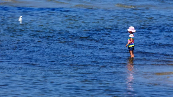 Kind an der Ostseek&uuml;ste - &copy; Foto: Jens B&uuml;ttner