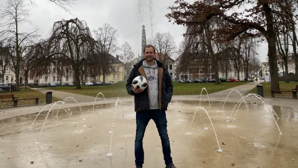 Christopher Wessel mit einem Fu&szlig;ball am Kaiser-Wilhelm-Platz in Detmold. Als Projektleiter zeichnete er f&uuml;r die Springbrunnenanlage verantwortlich. - &copy; Sebastian Lucas(LZ)