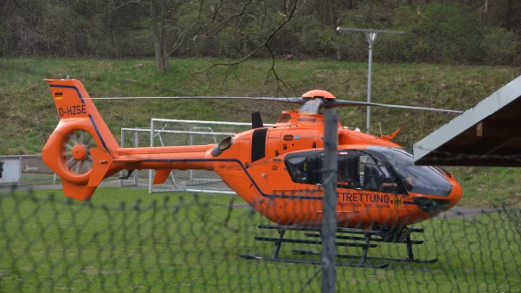 In dem orangefarbenen Rettungshubschrauber ist der Achtj&auml;hrige in die Gilead-Klinik nach Bethel geflogen worden. - &copy; Karin Prignitz