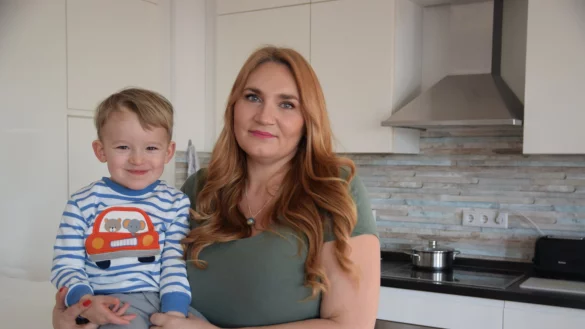 Regina Schiemann, hier mit ihrem zweij&auml;hrigen Sohn, ist nach dem Brand &uuml;bergangsweise in einer Ferienwohnung untergekommen. Sie sucht jedoch dringend ein eigenes Zuhause. - &copy; Mareike Patock