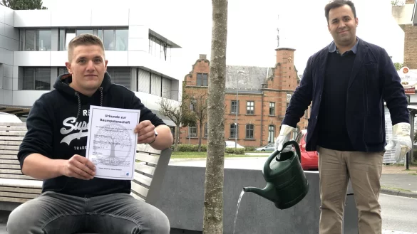 Hendrik Wolter (links) vom Bauhof hat Lemgos erste Baumpatenschafts-Urkunde mitgebracht. Verdient hat sie Sven-Eric Bierhenke, der sich ehrenamtlich um die beiden Eschen am Ostertor k&uuml;mmern m&ouml;chte. Foto: Till Brand - &copy; Till Brand