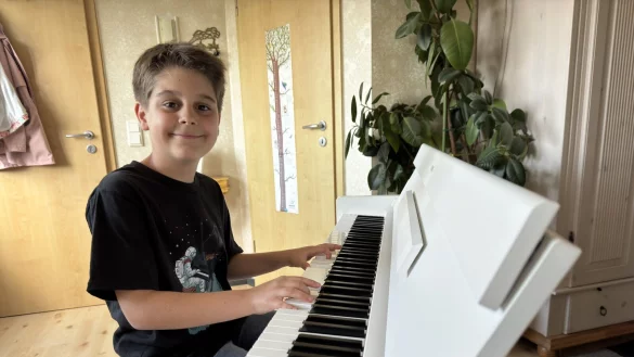 Michel Pf&auml;hler hatte seinen ersten gro&szlig;en Auftritt in der Wandelhalle zu einer Ausstellungser&ouml;ffnung. - &copy; Sven Kienscherf