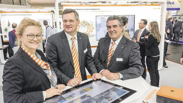 Der Vorstand mit (von links) Elke Eckstein (Operations), J&ouml;rg Timmermann (Sprecher und Finanzen) sowie Jose Carlos Alvarez Tobar (Vertrieb).&nbsp; - &copy; Thomas Reinecke