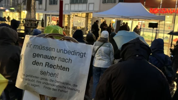 Mehr als 100 Menschen haben am Freitag auf dem Lagenser Marktplatz f&uuml;r Demokratie und gegen Hass und Hetze demonstriert. - &copy; Sandra Castrup