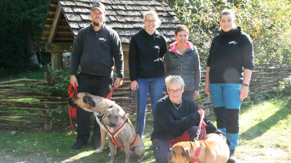 Silke Horstmann (vorne) und ihre Mitstreiter Meik Wittkamp, Sabian M&ouml;ller, Raphaela Gallardo-Lewecke und Sandra Heidkamp stellen die Arbeit ihrer Initiative &bdquo;Sp&uuml;rhunde NRW" vor. Foto: Knut Dinter - &copy; Knut Dinter