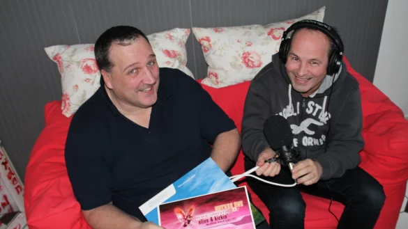 Runter vom Sofa: Michael G&uuml;ttge (ohne Kopfh&ouml;rer) und Dirk Viehmann freuen sich darauf, ihre Show zum ersten Mal live aus der Lemgoer Cocktailbar "All Inn&ldquo; zu senden. - &copy; Judith Stracke