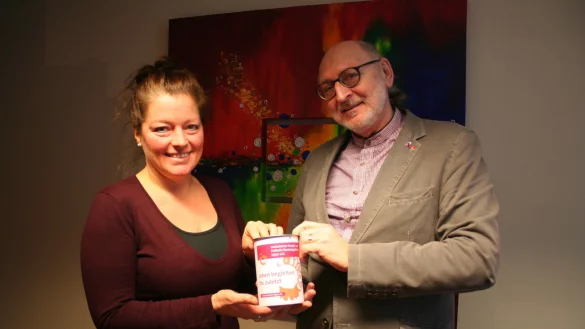 Claus Cieciera &uuml;bergibt Birgit Bleibaum vom Ambulanten Hospiz- und Palliativdienst die Spende. Foto: Kirsten Fuhrmann - &copy; Kirsten Fuhrmann