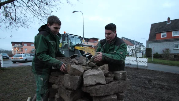 Marcel Kuhfuß (links) und Paul Voß von der Firma Gerber arbeiten mit den Bruchsteinen aus der abgebauten Mauer. - © Jens Rademacher
