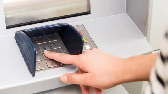 Geld am Automaten abheben - &copy; Foto: Benjamin Nolte/dpa-tmn