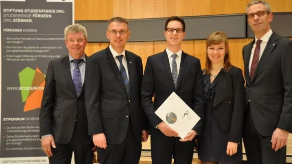 Walter Bernsmeier (v. l.), Michael Knoll und Andreas K&auml;mmerling (r.) beider Urkunden&uuml;bergabe an den Stipendiaten Tim T&ouml;dtmann und dessen Freundin Miriam Schr&ouml;der.