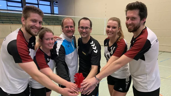 Die Spielerinnen und Spieler des CVJM Sylbach/Pivitsheide sind bereit für die WM: (von links) Tom Zimmermann, Johanna Bejer, stellvertretender Abteilungsleiter Stephan Kästner, Sebastian Follmer, Melina Pivit und Fabian Fortmann. - © Sebastian Lucas