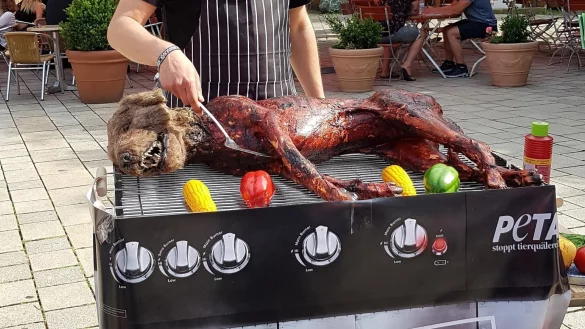 Die Aktivisten von Peta werden eine Hunde-Attrappe auf einem Grill in der G&uuml;tersloher Innenstadt platzieren. - &copy; Peta Deutschland