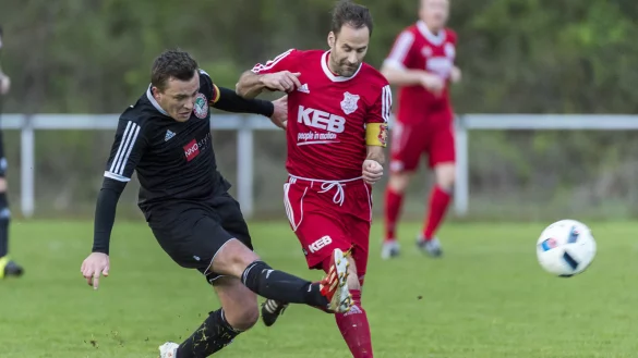 Duell der Kapitäne: In dieser Szene kann Blombergs Josha Retzlaff (links) vor Barntrups Nicolas Haase klären. - © Egon Penner