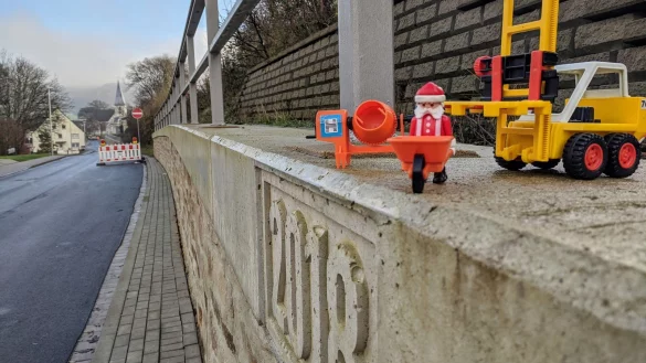 P&uuml;nktlich zum Fest kann der &bdquo;Weihnachtsmann&ldquo; die Baustelle r&auml;umen. Das Foto zeigt den Ausbaubeginn auf H&ouml;he der katholischen Kirche. Hier wurde 2018 die erste von zwei Bohrpfahlw&auml;nden errichtet. - &copy; Gemeinde Kalletal
