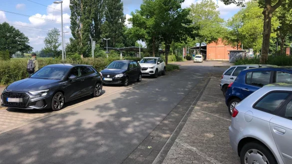 Der Bahnhofsvorplatz soll zu einer &bdquo;Mobilstation" mit barrierefreien Bushaltestellen und einem &uuml;berdachten Fahrradabstellplatz umgebaut werden. Was mit den rund 20 Dauerparkpl&auml;tzen geschieht, ist offen. Ihr Schicksal h&auml;ngt von der konkreten Planung ab, die die Stadt in Auftrag geben wird. - &copy; Thomas Reineke
