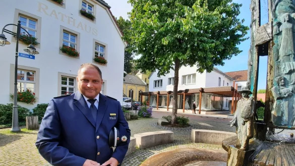 Polizeioberkommissar Axel Landwehrmeyer hat sein B&uuml;ro als Bezirksdienstbeamter von Schlangen im Rathaus. Oft wird er aber auf den Stra&szlig;en der Sennegemeinde unterwegs sein. - &copy; Michaela Wei&szlig;e