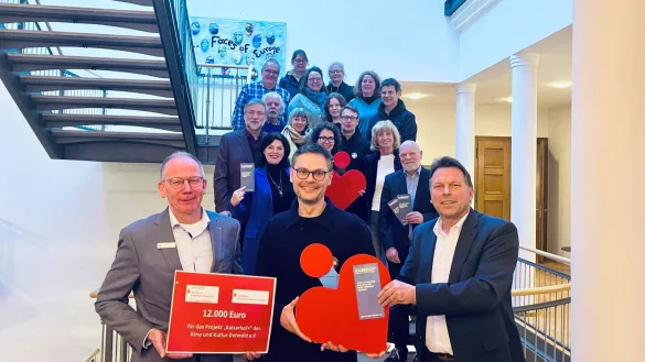 Lars Hülsiggensen (vorne links), Leiter Vorstandsreferat der Sparkasse, überreicht dem Vereinsvorsitzenden von Kino und Kultur Detmold, Christian Schulze, eine Spende über 12.000. Rechts daneben, Detmolds Bürgermeister Frank Hilker. - © Sparkasse Paderborn-Detmold-Höxter