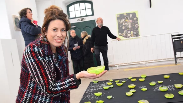 K&uuml;nstlerin Alexandra Knie zeigt zum zweiten Mal Arbeiten im Ausstellungsraum der Alten Synagoge. Ihre Installation l&auml;dt dazu ein, den Raum und seine Bedeutungen auf vielschichtige Weise zu erfahren und neu zu interpretieren. In der Hand h&auml;lt sie eine ihrer neongelben Schalen.
Foto: Karin Prignitz - &copy; Karin Prignitz