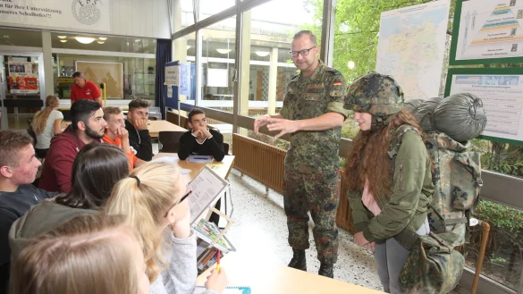 Dieses Archivfoto zeigt einen Besuch der Bundeswehr in einer Schule in OWL. NRW will diese Begegnungen nun wieder ausdehnen. - © Archivfoto: Peter Steinert