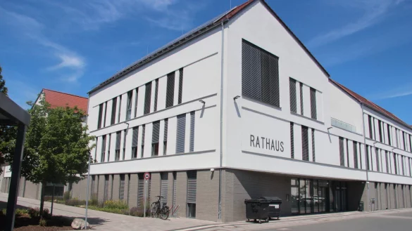 Die Stadt Lage hat ein modernes Rathaus, es ist für Menschen mit Beeinträchtigungen barrierefrei. - © Cordula Gröne