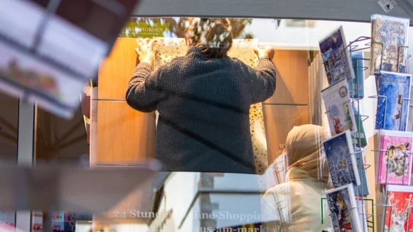 Zwei Mitarbeiterinnen vom Buchhaus am Markt dekorieren ein Schaufenster für die Weihnachtszeit. - © Raphael Bartling
