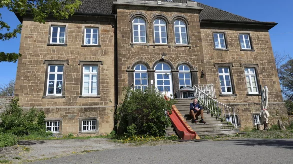 Albrecht Nacke sitzt auf der Treppe vor dem Wohnhaus der Nackes in der Sonne - sein Lieblingsplatz. - &copy; Alexandra Schaller