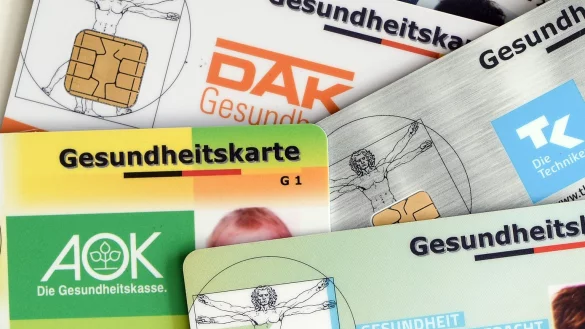 Krankenversicherungskarten - &copy; Foto: Jens Kalaene/Symbolbild
