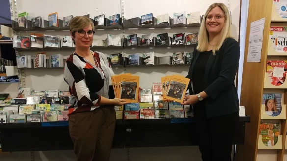 Initiatorin Anika Beuke (links) von der Stadtb&uuml;cherei Lemgo und Autorin Laura Putschies (rechts) mit den B&uuml;chern f&uuml;r die Kinder. - &copy; Malte Cilsik