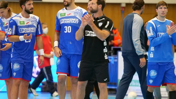 Applaus vom Trainer. Florian Kehrmann hat beim Turnier in Wilhelmshaven schon viel Gutes vom TBV Lemgo Lippe gesehen. - &copy; J&ouml;rg Hagemann