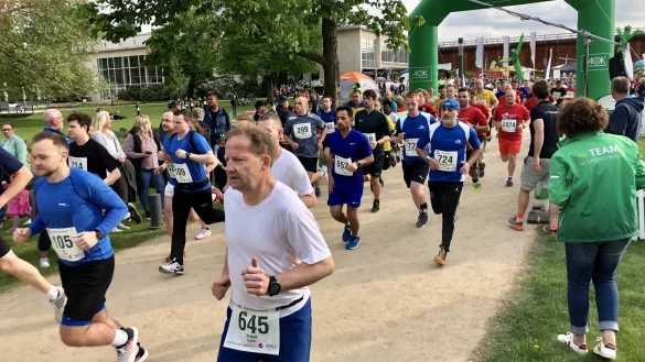 Knapp &uuml;ber 1900 L&auml;uferinnen und L&auml;ufer sowie Walker sind beim 12. AOK-Firmenlauf dabei. - &copy; Sven Kienscherf
