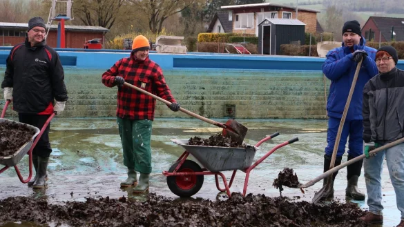 Volker Pape, Silke Kr&uuml;ger, Marco P&auml;tsch und Britta Stolp (von links) reinigen das Schwimmbecken des Bad Meinberger Waldbades. Die Saisoner&ouml;ffnung ist in fast allen B&auml;dern aufgrund der aktuellen Temperaturen erst ab Mitte Mai geplant. - &copy; Patrizia Lerch