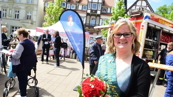 Nelkenk&ouml;nigin Melanie Schuitema freut sich &uuml;ber den Antrag beim Blumen- und Bauernmarkt. - &copy; Nicole Ellerbrake