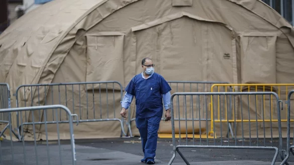 Corona-Zelt - &copy; Foto: John Minchillo/AP/dpa