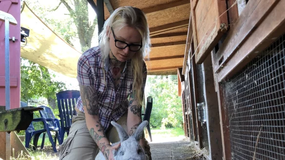 Tierpflegerin Freddy van der Hoeven h&auml;lt Kaninchen &bdquo;Prinz Eisenherz" fest. Das Tier sitzt neben dem Stall, der durch eine gr&ouml;&szlig;ere und modernere Anlage mit mehr Auslauf ersetzt werden soll. - &copy; Sven Kienscherf