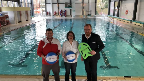 Jetzt ein Teil der Stadtwerke: Marco Schubert, Kerstin Busse-Heling (beide B&auml;derbetriebe) und Gesch&auml;ftsf&uuml;hrer Volker Stammer im Hallenbad Lohfeld. - &copy; Thomas Reineke