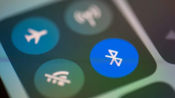 Bluetooth- und Flugmodus-Buttons auf Smartphone-Display. - &copy; Foto: Andrea Warnecke/dpa-tmn