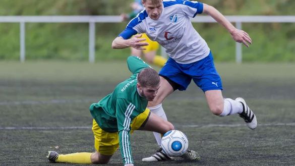Kampfstark - beide Mannschaften schenkten sich nichts. Hier ringt Julian Wigand (wei&szlig;, rechts) den Bielefelder Max Stockhaus (links) nieder. - &copy; Egon Penner
