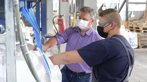 Nils Heineker, bei Oxyd f&uuml;r den Einkauf und die Finanzen zust&auml;ndig, mit einem Azubi an der Abf&uuml;llanlage. - &copy; Axel B&uuml;rger