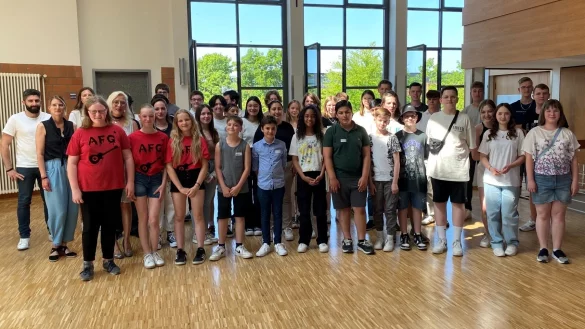 Als Anerkennung ihrer Leistungen hatte die Stiftung Ohne Flei&szlig; kein Preis2023 in der Aula des Schulzentrums Aspe in Bad Salzuflen insgesamt zw&ouml;lf Einzelpersonen sowie sieben Gruppen ausgezeichnet. - &copy; Stiftung Ohne Flei&szlig; kein Preis