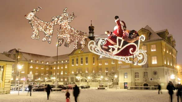 Ein &bdquo;fliegender&ldquo; Weihnachtsmann &uuml;ber dem Rathausplatz soll die Attraktion des n&auml;chsten Weihnachtslichts werden. Hier ist es eine Montage mit einem Schlitten aus Hamburg. - &copy; Frank-Michael Kiel-Steinkamp