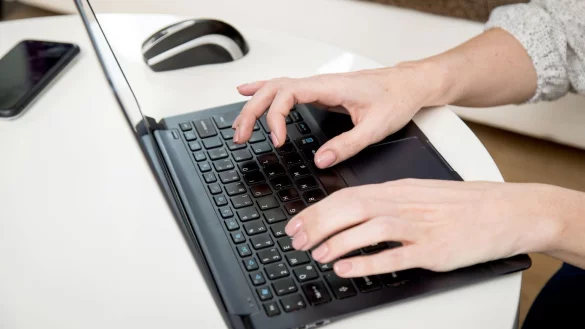 Eine Frau sitzt am Notebook - &copy; Foto: Christin Klose/dpa-tmn