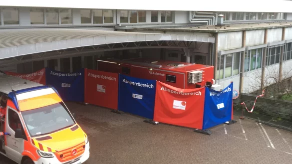 Der Container dient nur als Vorsichtsmaßnahme. Verdachtsfälle gibt es bisher in Lippe nicht.  - © Klinikum Lippe