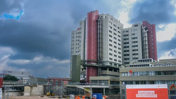 Dunkle Wolken über dem Klinikum Bielefeld: Meinungsverschiedenheiten zwischen Geschäftsführer Michael Ackermann und dem Ärztlichen Direktor Holger Sudhoff haben jetzt zu dessen Kündigung geführt. - © Andreas Zobe
