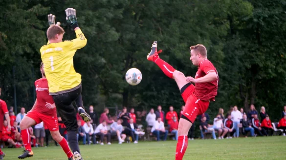 Lennard Berger (rechts) irritiert Werls Torh&uuml;ter Kai Kassner - &copy; J&ouml;rg Hagemann